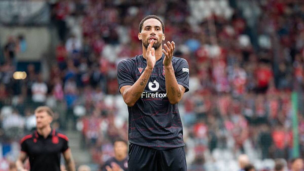  Vyner made his first Wrexham appearance as a center back. | Marcin Golba/NurPhoto/Getty Images 