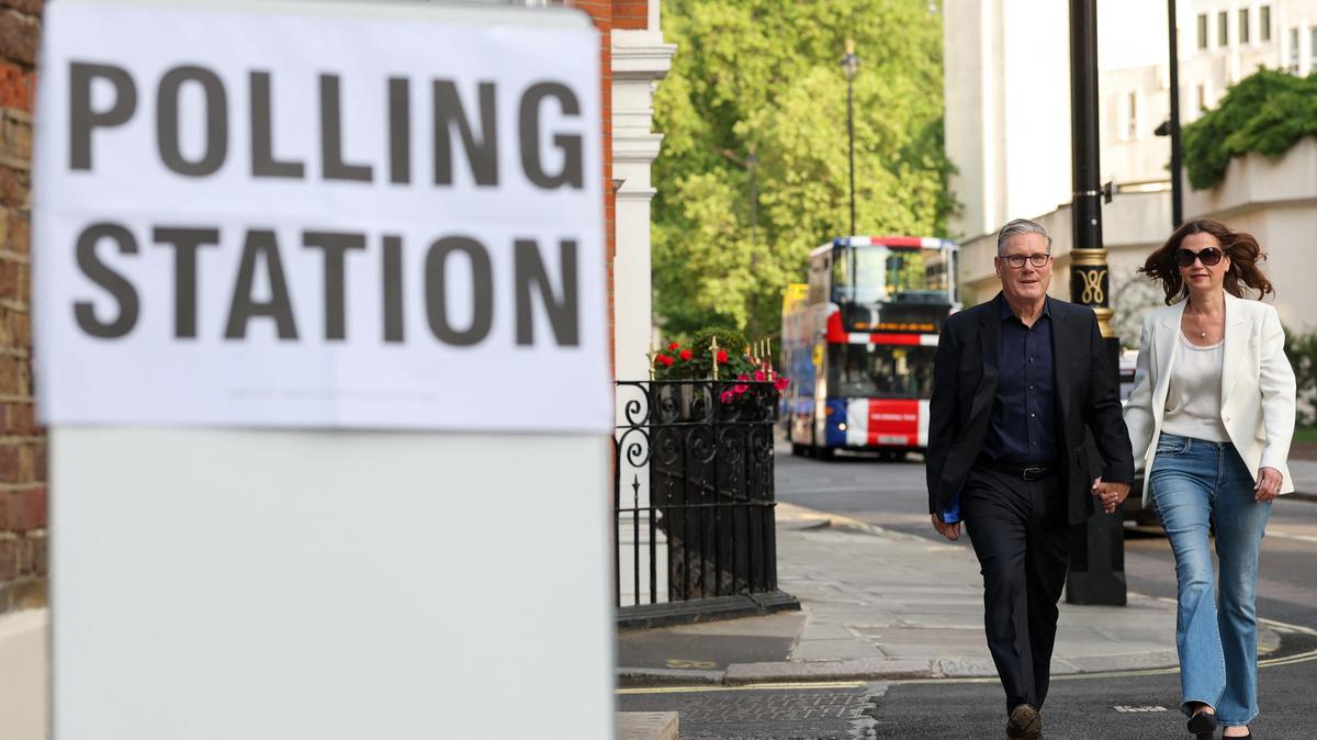 Britain's Prime Minister Keir Starmer and his wife Victoria Starmer arrive at a polling station to vote during local elections in London, Britain, May 7, 2026. REUTERS/Hannah McKay