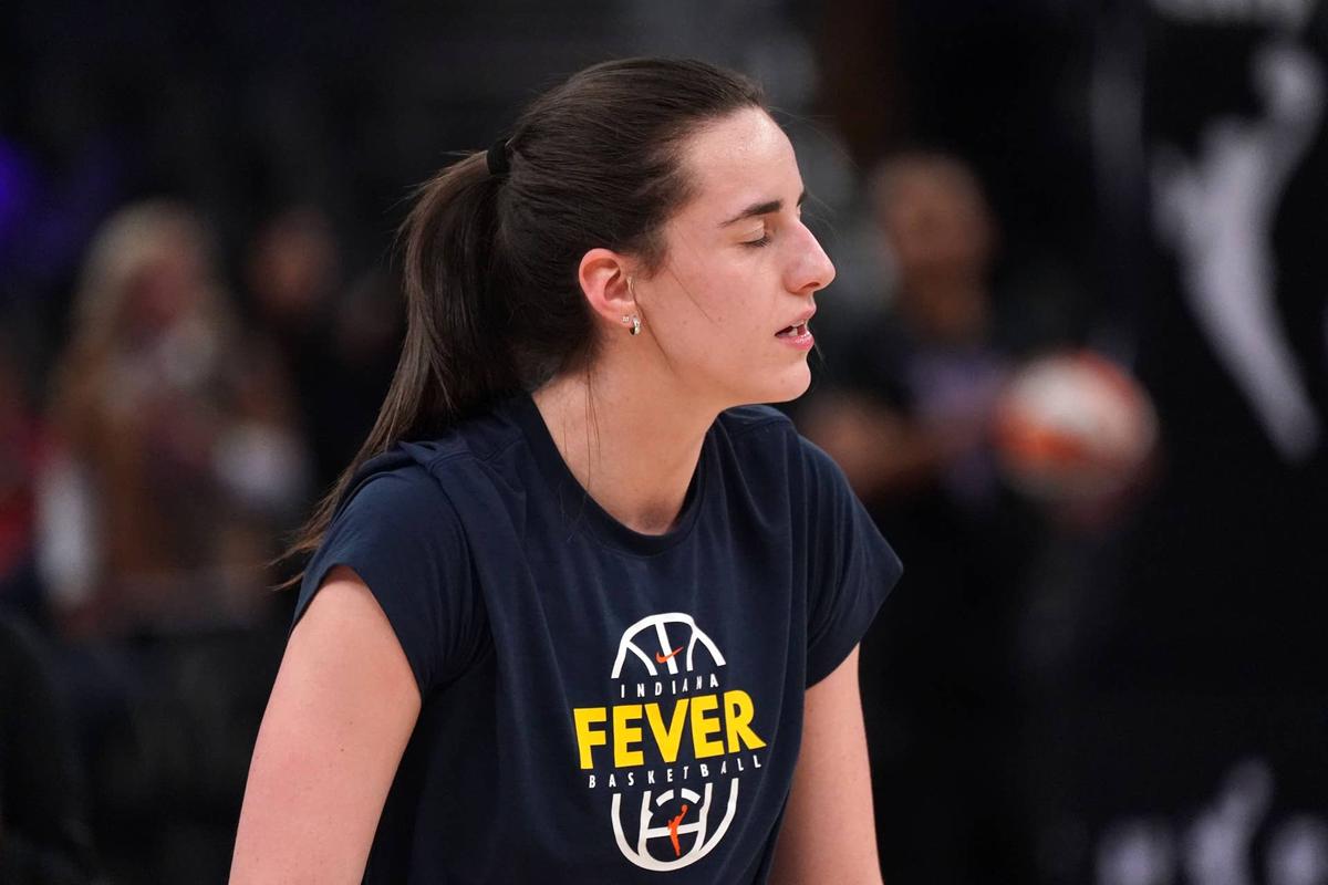  Indiana Fever guard Caitlin Clark (22) warms up before a WNBA game. David Gonzales-Imagn Images