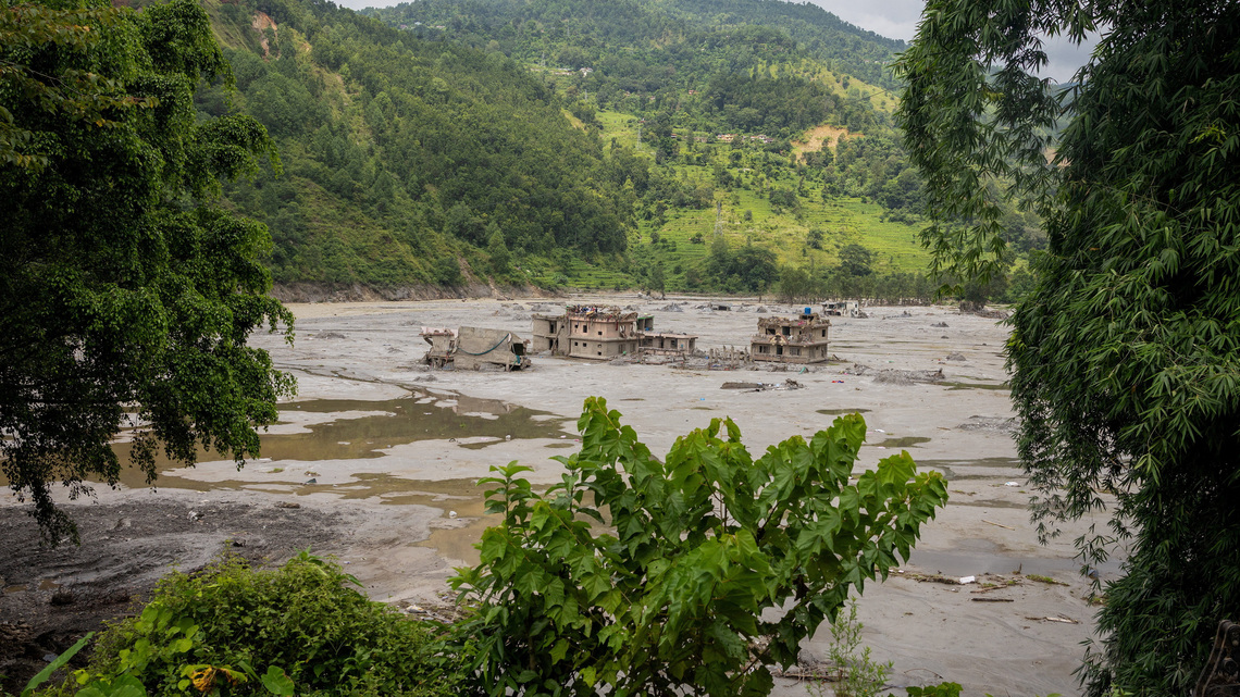 Nepal rescuers focus on 900 hydropower workers, 121 could be trapped in tunnels, officials say 