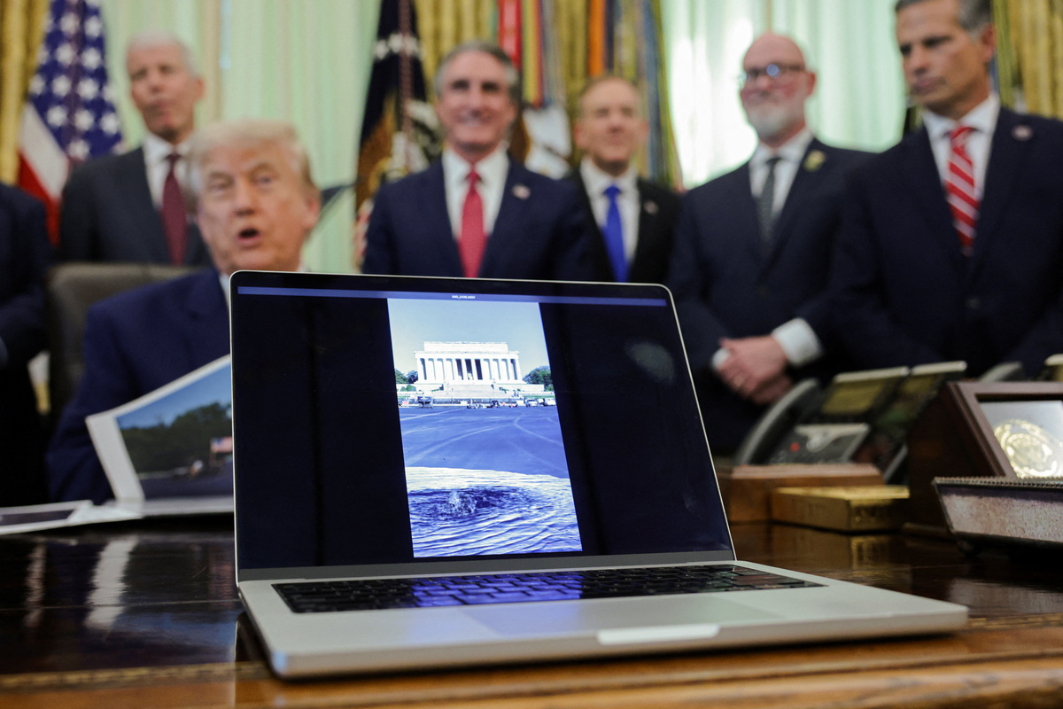 A video showing water filling the Lincoln Reflecting Pool plays as U.S. President Donald Trump delivers remarks to reporters in the Oval Office at the White House in Washington, D.C., U.S., June 4, 2026. REUTERS/Jonathan Ernst