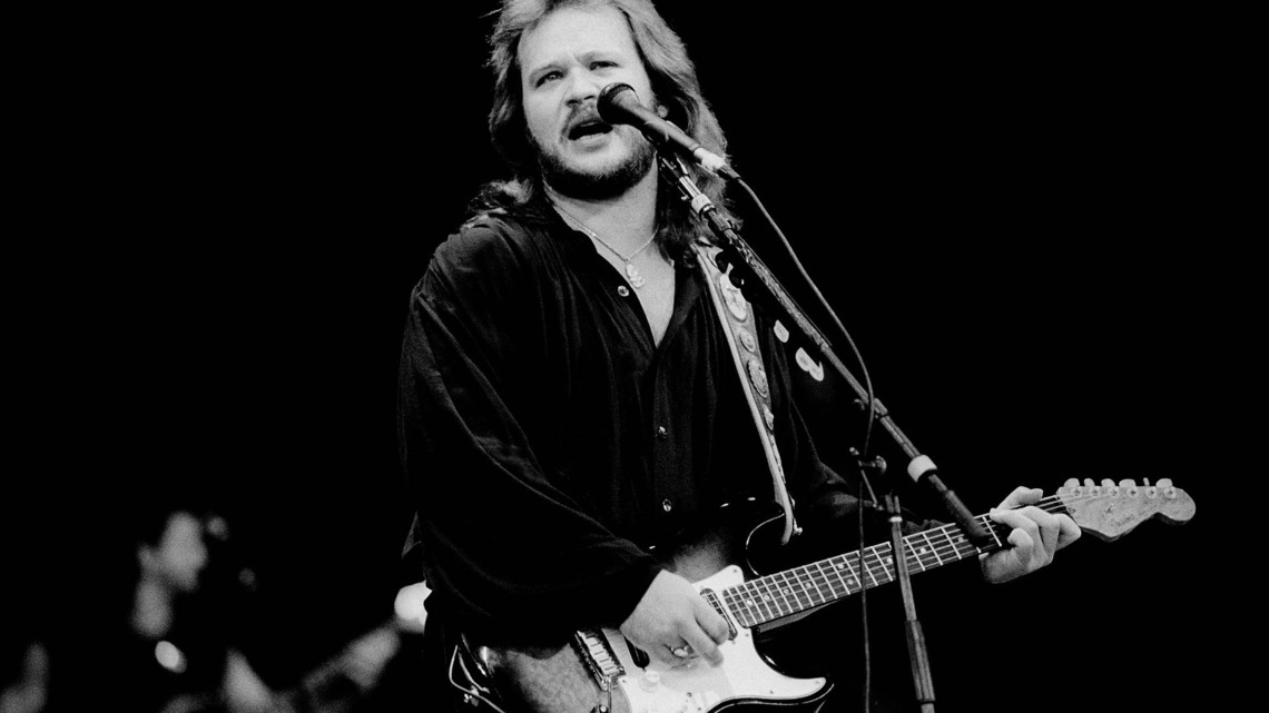 ‘90s Country Icon Sidelined by Unexpected Illness, Forced to Postpone Upcoming Shows 
