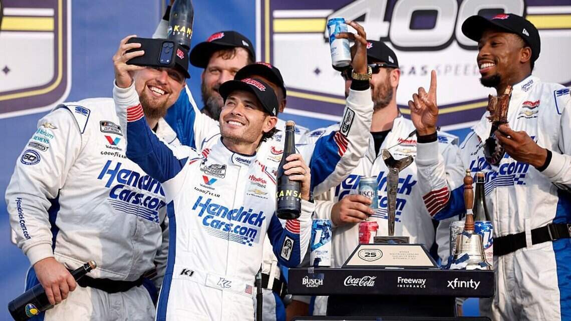 Kyle Larson wins at Kansas to increase his championship lead 
