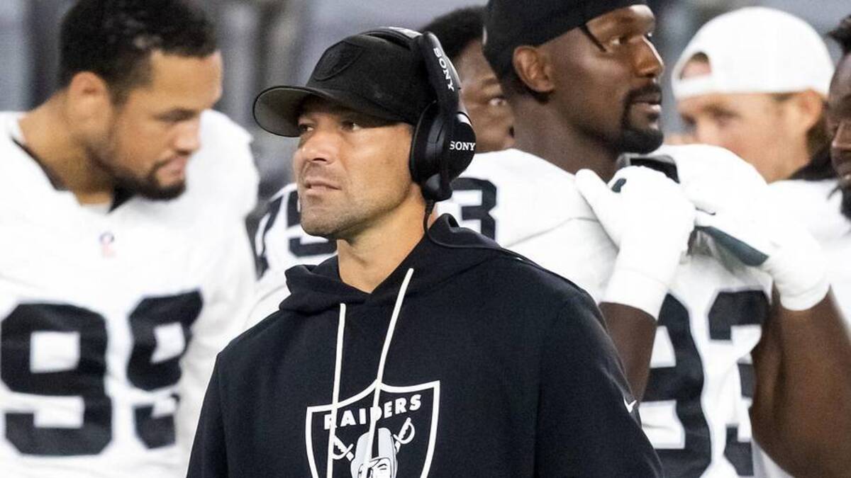  Aug 23, 2025; Glendale, Arizona, USA; Las Vegas Raiders defensive line coach Rob Leonard against the Arizona Cardinals during a preseason NFL game at State Farm Stadium. Mandatory Credit: Mark J. Rebilas-Imagn Images | Mark J. Rebilas-Imagn Images 