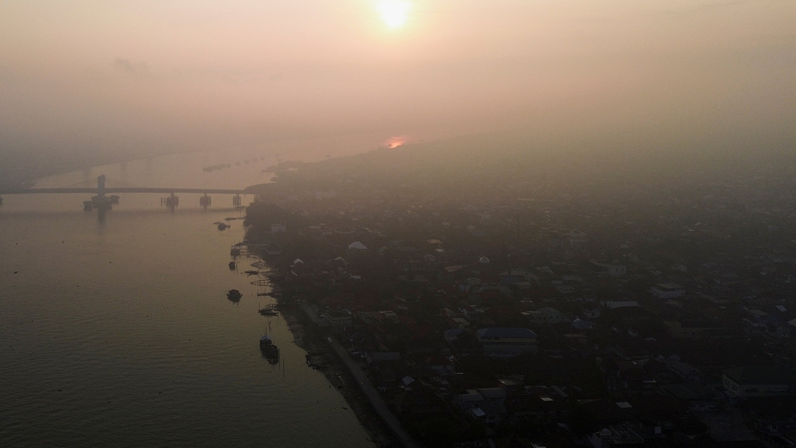 Indonesia races to contain fires as haze spreads across region 