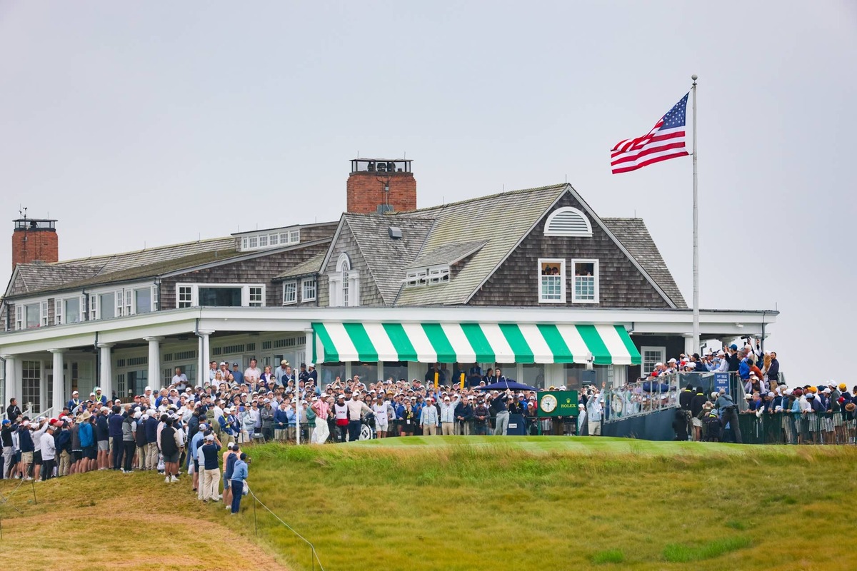  Cameron Young plays his tee shot on the first hole during the first round of the 2026 U.S. Open at Shinnecock Hills Golf Club in Southampton, N.Y. on Thursday, June 18, 2026. (Jeff Haynes/USGA)