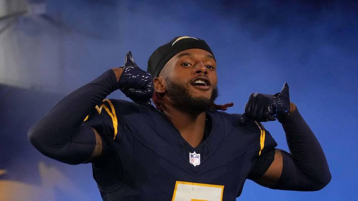 Nov 25, 2024; Inglewood, California, USA; Los Angeles Chargers cornerback Kristian Fulton (7) enters the field before the game against the Baltimore Ravens at SoFi Stadium. Mandatory Credit: Kirby Lee-Imagn Images | Kirby Lee-Imagn Images 