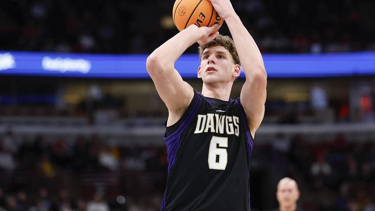  Mar 12, 2026; Chicago, IL, USA; Washington Huskies forward Hannes Steinbach (6) shoots a free throw against the Wisconsin Badgers during the first half at United Center. Mandatory Credit: Kamil Krzaczynski-Imagn Images | Kamil Krzaczynski-Imagn Images 
