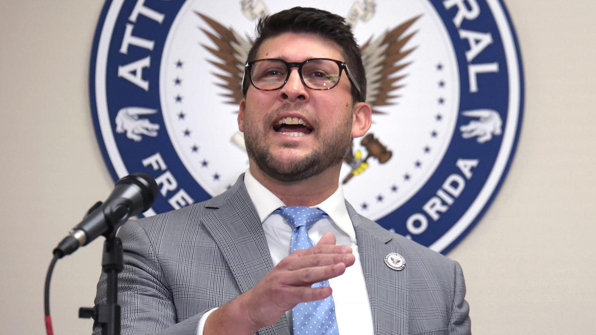 El fiscal general de Florida, James Uthmeier, anuncia durante una conferencia de prensa que su oficina ofrecerá enviar un equipo adicional de fiscales al Noveno Circuito para asistir a la fiscal estatal de Orange/Osceola, Monique Worrell, con el retraso de casos, el lunes 14 de abril de 2025. (Joe Burbank/Orlando Sentinel/TNS)