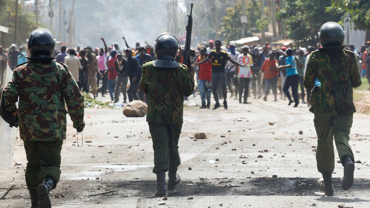 FILE PHOTO: Riot police officers disperse demonstrators in a protest against a U.S.-backed Ebola quarantine plan to establish a 50-bed facility at a Kenyan air force base intended to host Americans exposed to Ebola, in Nanyuki town, Laikipia County, Kenya, June 9, 2026. REUTERS/Monicah Mwangi/File Photo