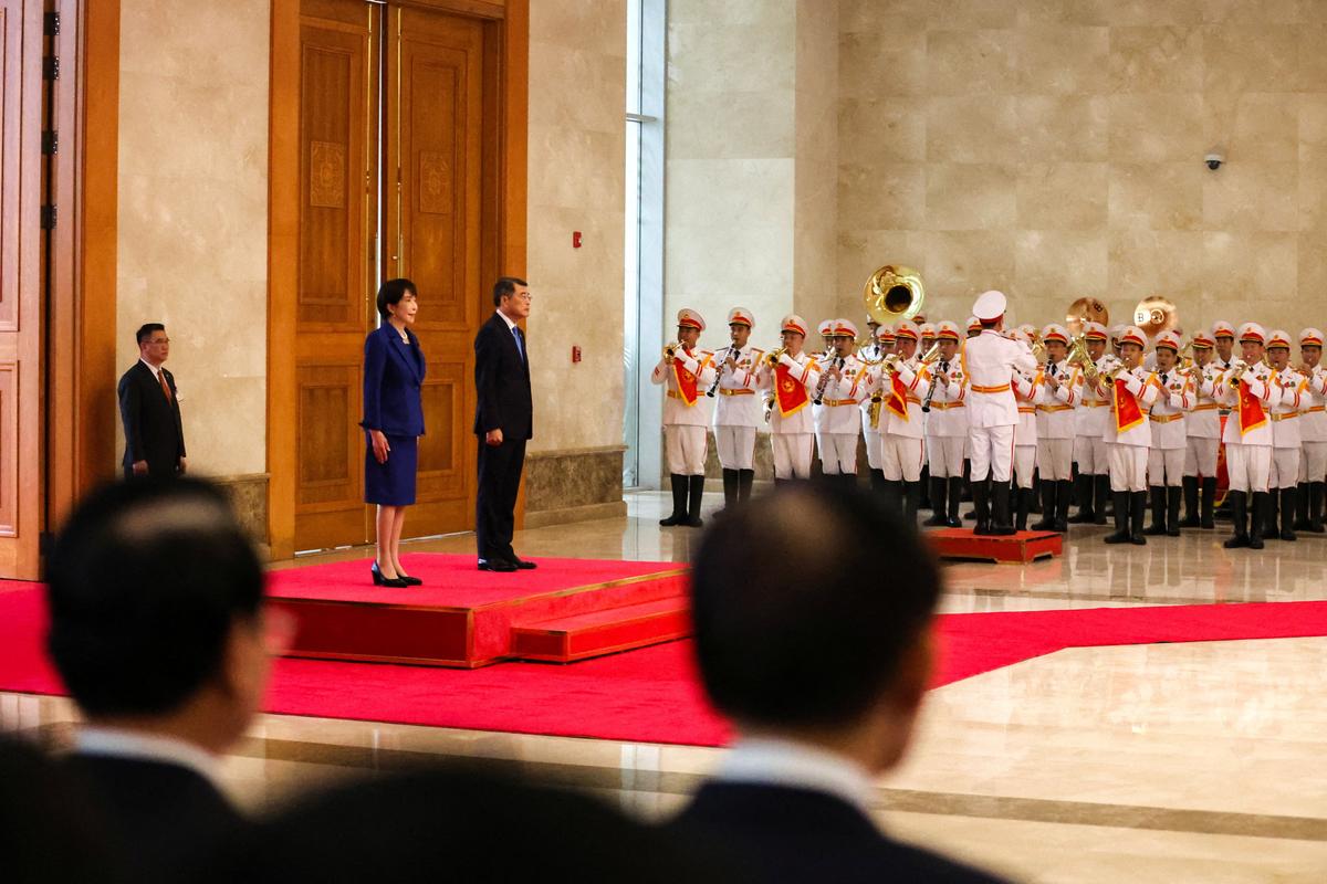 Japan's Prime Minister Sanae Takaichi and Vietnam's Prime Minister Le Minh Hung review a guard of honour during a welcome ceremony in Hanoi, Vietnam, May 2, 2026. REUTERS/Thinh Nguyen