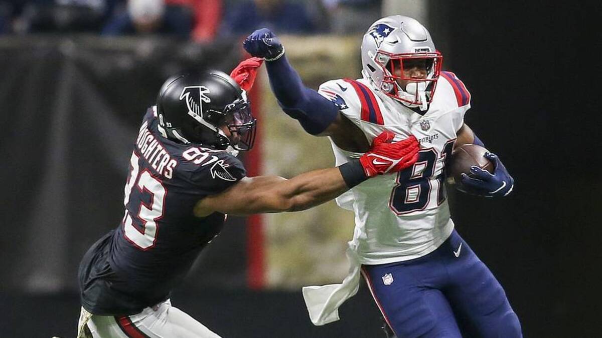  Nov 18, 2021; Atlanta, Georgia, USA; New England Patriots tight end Jonnu Smith (81) breaks the tackle of Atlanta Falcons linebacker James Vaughters (93) in the first quarter at Mercedes-Benz Stadium. Mandatory Credit: Brett Davis-Imagn Images | Brett Davis-Imagn Images 