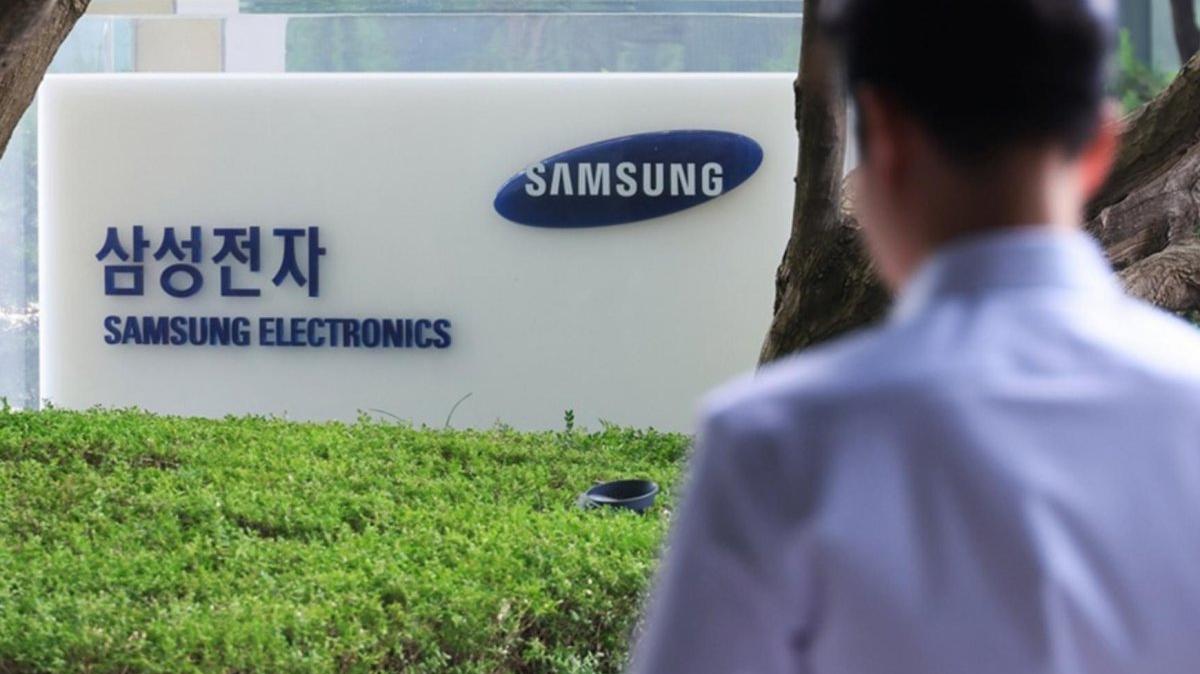 A man walks past the sign of Samsung Electronics Co. at its headquarters in Seoul, South Korea. Photo by YONHAP / EPA
