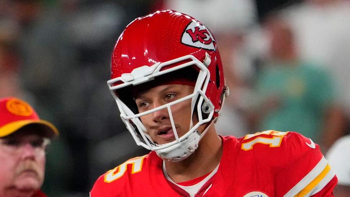  Kansas City Chiefs quarterback Patrick Mahomes (15) and Kansas City Chiefs head coach Andy Reid pre game against the Jets at MetLife Stadium. | Robert Deutsch, Robert Deutsch / USA TODAY NETWORK via Imagn Images 