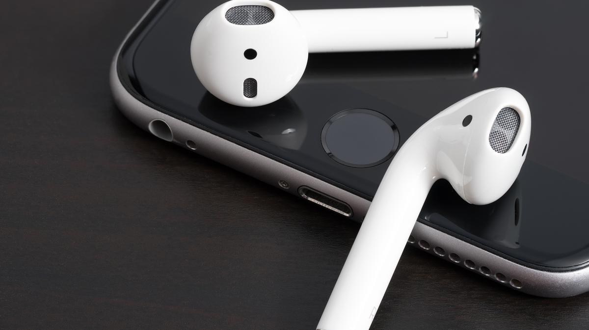 The claim that Bluetooth headphones are dangerous because they operate at the same 2.4 GHz frequency as microwave ovens has been debunked by specialists. (Dreamstime/TNS)