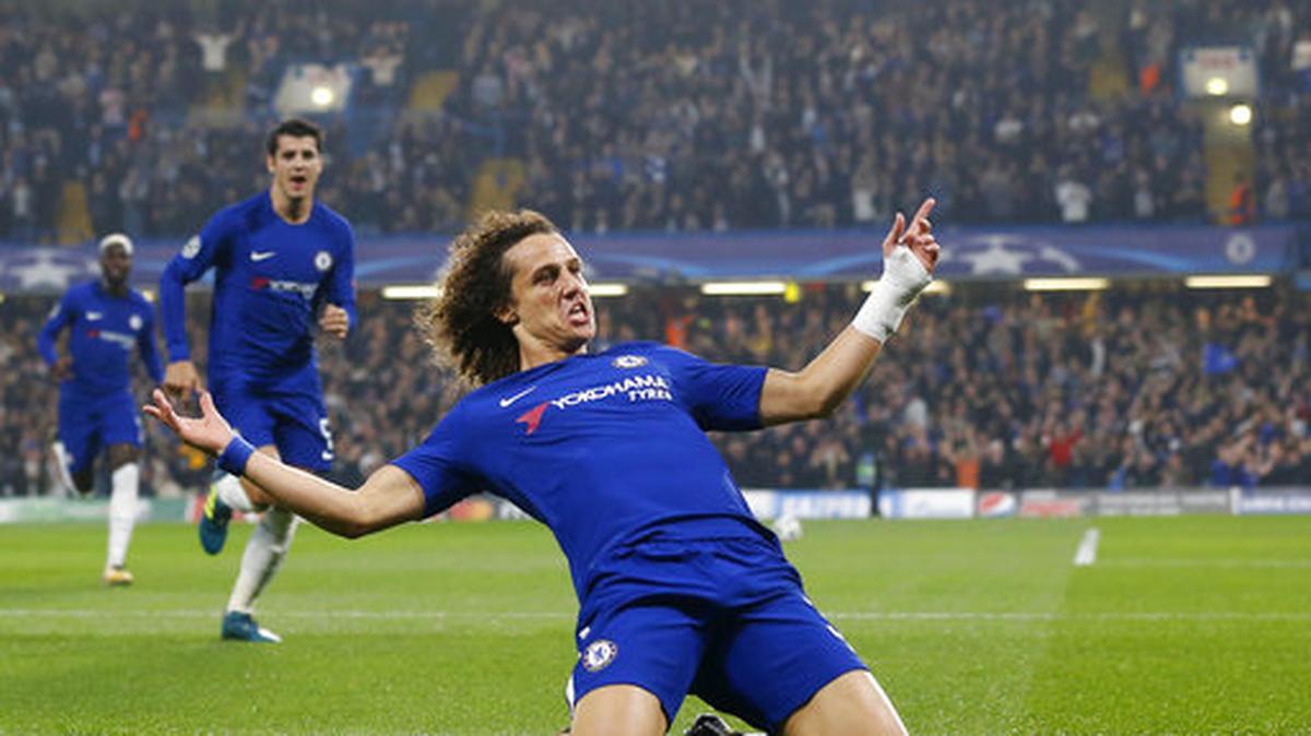 El jugador de Chelsea, David Luiz, festeja un gol contra la Roma en la Liga de Campeones el 18 de octubre de 2017, en Londres.