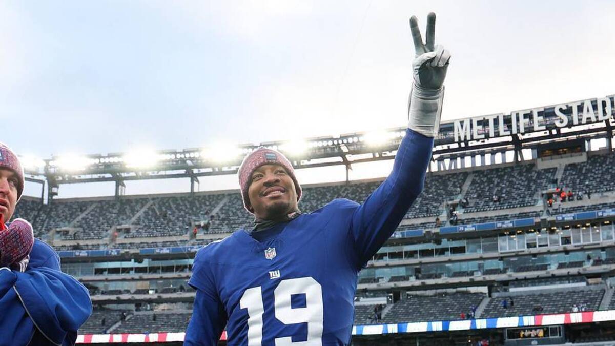  Jan 4, 2026; East Rutherford, New Jersey, USA; New York Giants quarterback Jameis Winston (19) waves to fans after the game against the Dallas Cowboys at MetLife Stadium. Mandatory Credit: Vincent Carchietta-Imagn Images | Vincent Carchietta-Imagn Images 