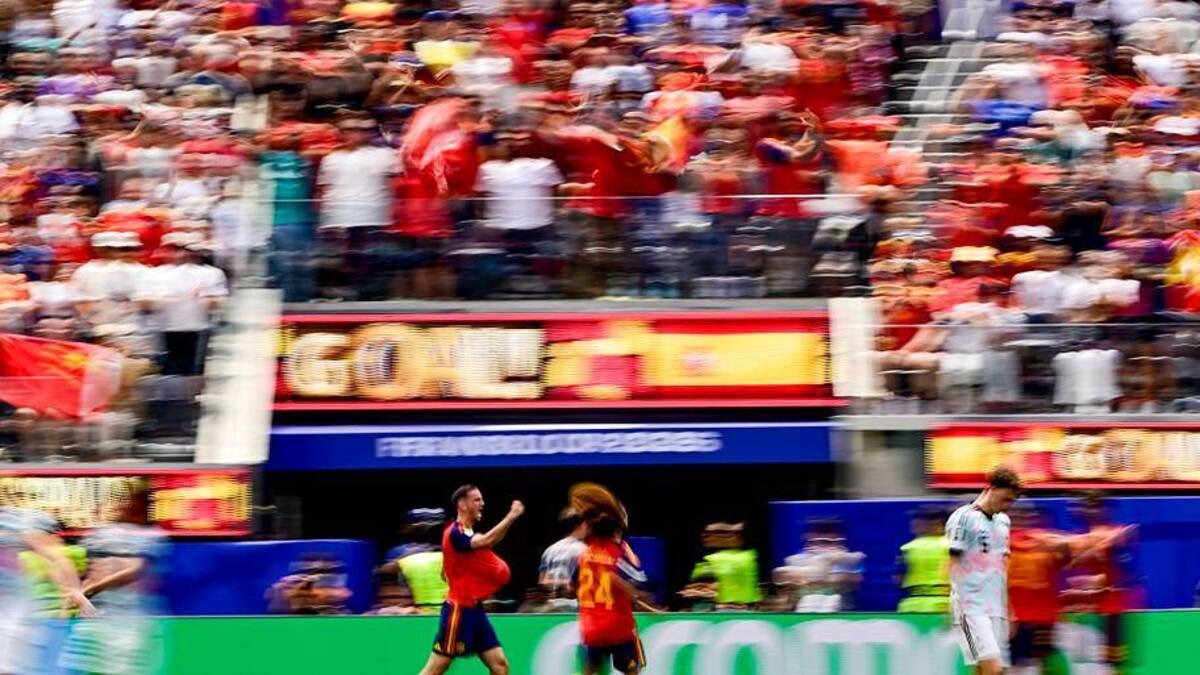  Fabián Ruiz (left center) opened the scoring in his surprise start. | Kohjiro Kinno/Sports Illustrated 
