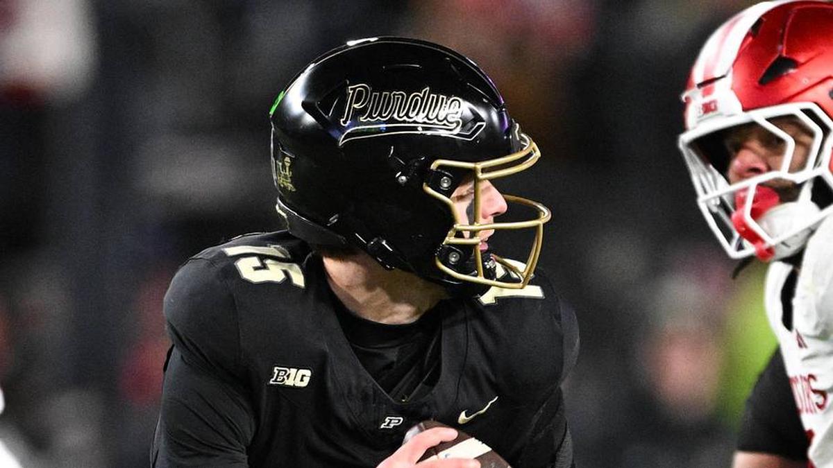 Nov 28, 2025; West Lafayette, Indiana, USA; Purdue Boilermakers quarterback Ryan Browne (15) looks to pass during the fourth quarter against the Indiana Hoosiers at Ross-Ade Stadium. Mandatory Credit: Marc Lebryk-Imagn Images | Marc Lebryk-Imagn Images 
