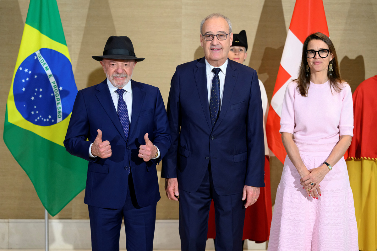 Swiss Federal President Guy Parmelin stands with Brazil's President Luiz Inacio Lula da Silva, next to Anne Hiltpold prior to a bilateral meeting on the sidelines of the Evian G7 summit  in Geneva, Switzerland, Monday, June 15, 2026.   LAURENT GILLIERON/Pool via REUTERS