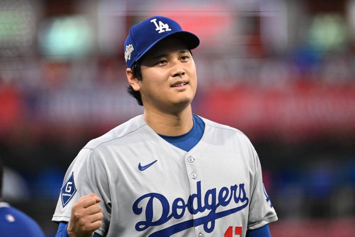  Los Angeles Dodgers two-way player Shohei Ohtani (17) reacts during a game. © Eric Hartline-Imagn Images