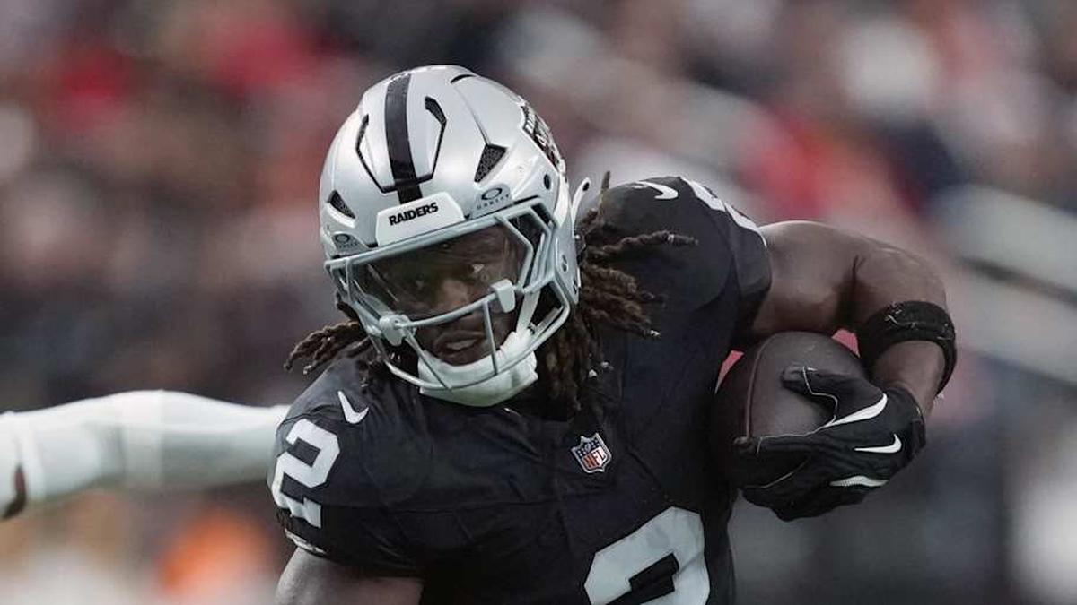  Jan 4, 2026; Paradise, Nevada, USA; Las Vegas Raiders running back Ashton Jeanty (2) carries the ball against Kansas City Chiefs linebacker Drue Tranquill (23) in the first half at Allegiant Stadium. Mandatory Credit: Kirby Lee-Imagn Images | Kirby Lee-Imagn Images 