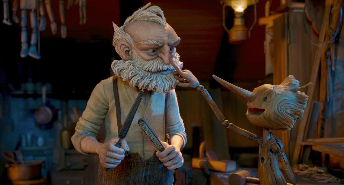 En esta imagen proporcionada por Netflix Gepetto, con la voz de David Bradley, izquierda, y Pinocchio, con la voz de Gregory Mann, en una escena de “Guillermo del Toro’s Pinocchio”. (Netflix vía AP)