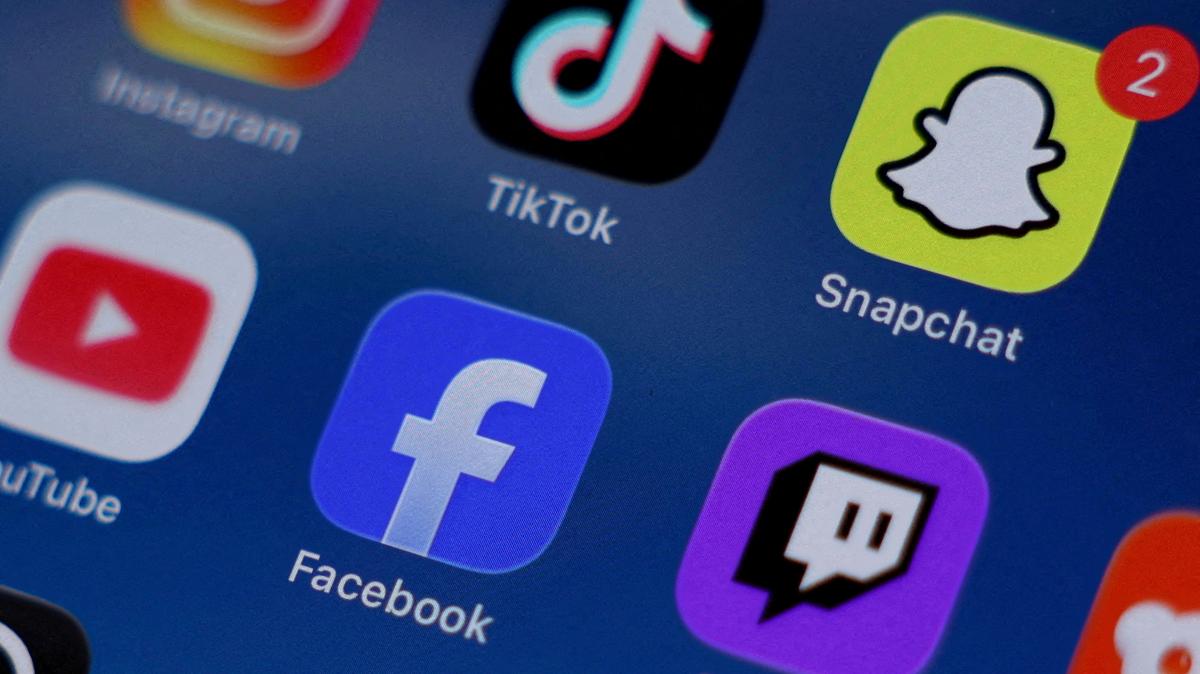 FILE PHOTO: Instagram, TikTok, Snapchat, YouTube, Facebook, Twitch and Reddit applications are displayed on a mobile phone in this picture illustration taken on December 9, 2025. REUTERS/Hollie Adams/Illustration/File Photo