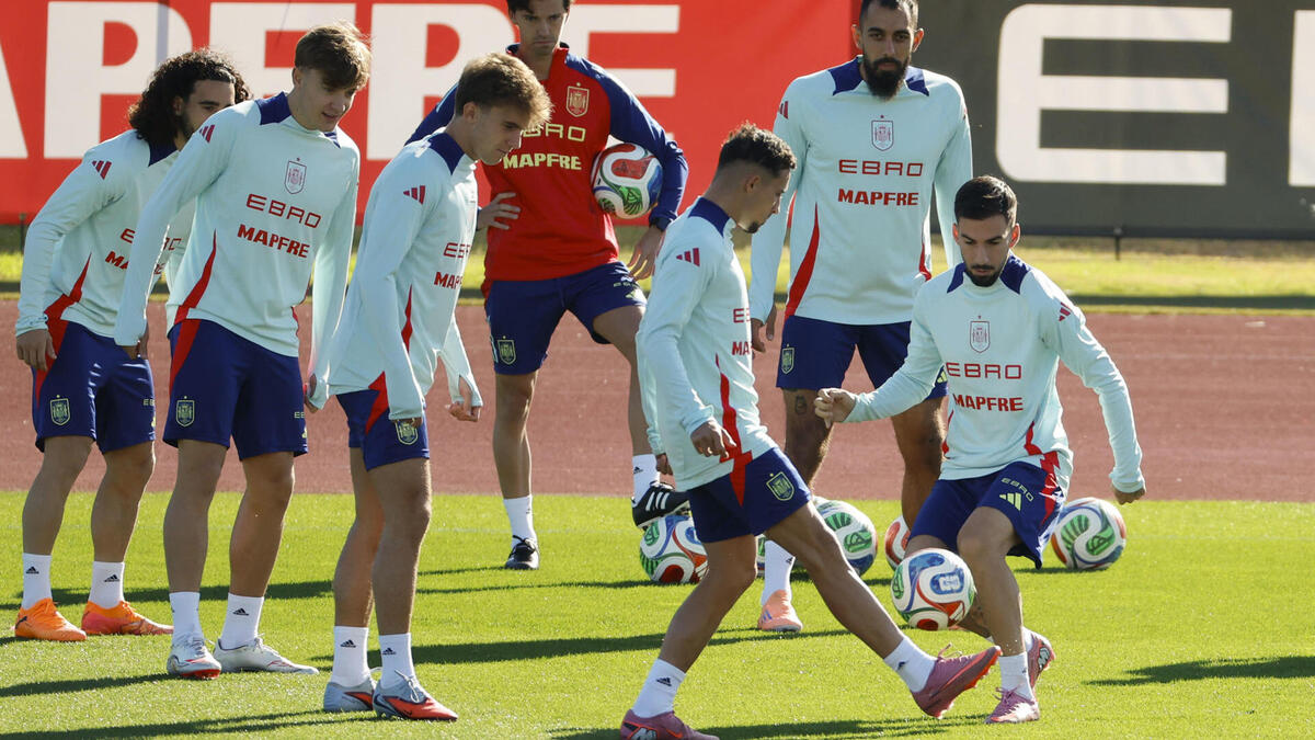 El centrocampista Alex Baena (d), junto con los delanteros Yeremy Pino (3d) y Borja Iglesias (2d) durante el entrenamiento de la selección española en la Ciudad del Fútbol de Las Rozas, Madrid, para preparar el enfrentamiento ante Georgia de mañana correspondiente al clasificatorio para el Mundial. EFE/ Mariscal