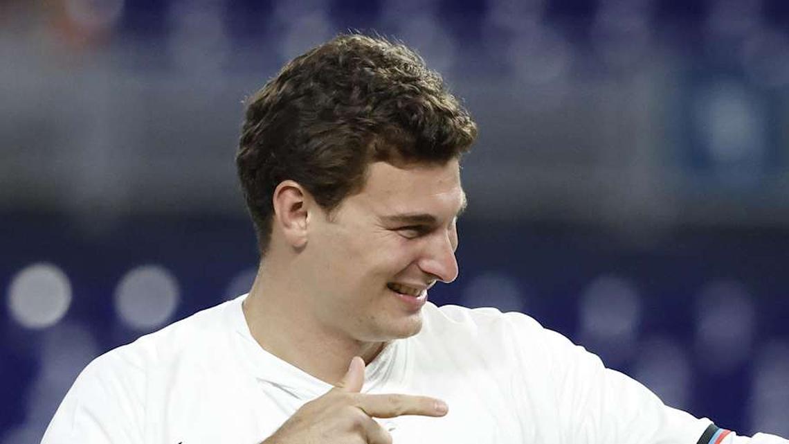  Apr 21, 2026; Miami, Florida, USA; Indiana Hoosiers quarterback Fernando Mendoza reacts after throwing the ceremonial first pitch before a game between the Miami Marlins and the St. Louis Cardinals at loanDepot Park. Mandatory Credit: Rhona Wise-Imagn Images | Rhona Wise-Imagn Images 