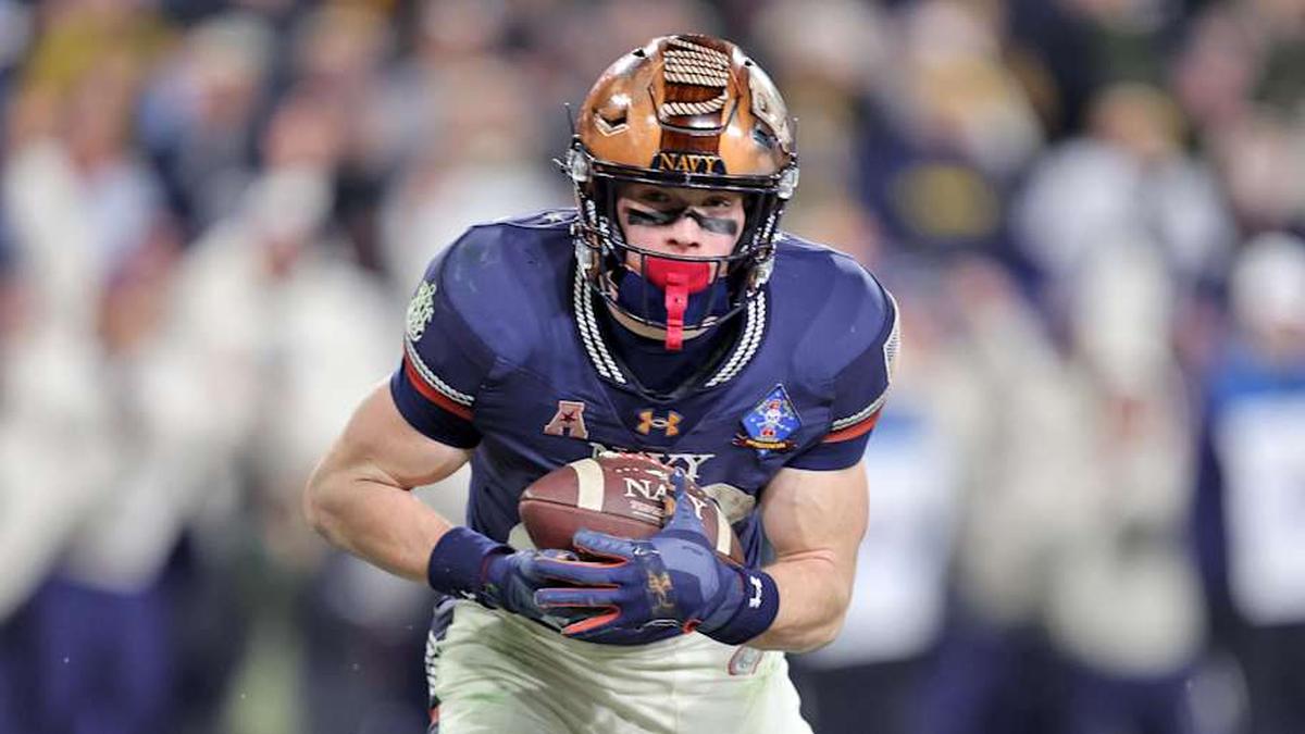  Dec 13, 2025; Baltimore, Maryland, USA; Navy Midshipmen slotback Eli Heidenreich (22) catches a pass for a touchdown against the Army Black Knights during the second half of the 126th Army-Navy game at M&T Bank Stadium. Mandatory Credit: Danny Wild-Imagn Images | Danny Wild-Imagn Images 