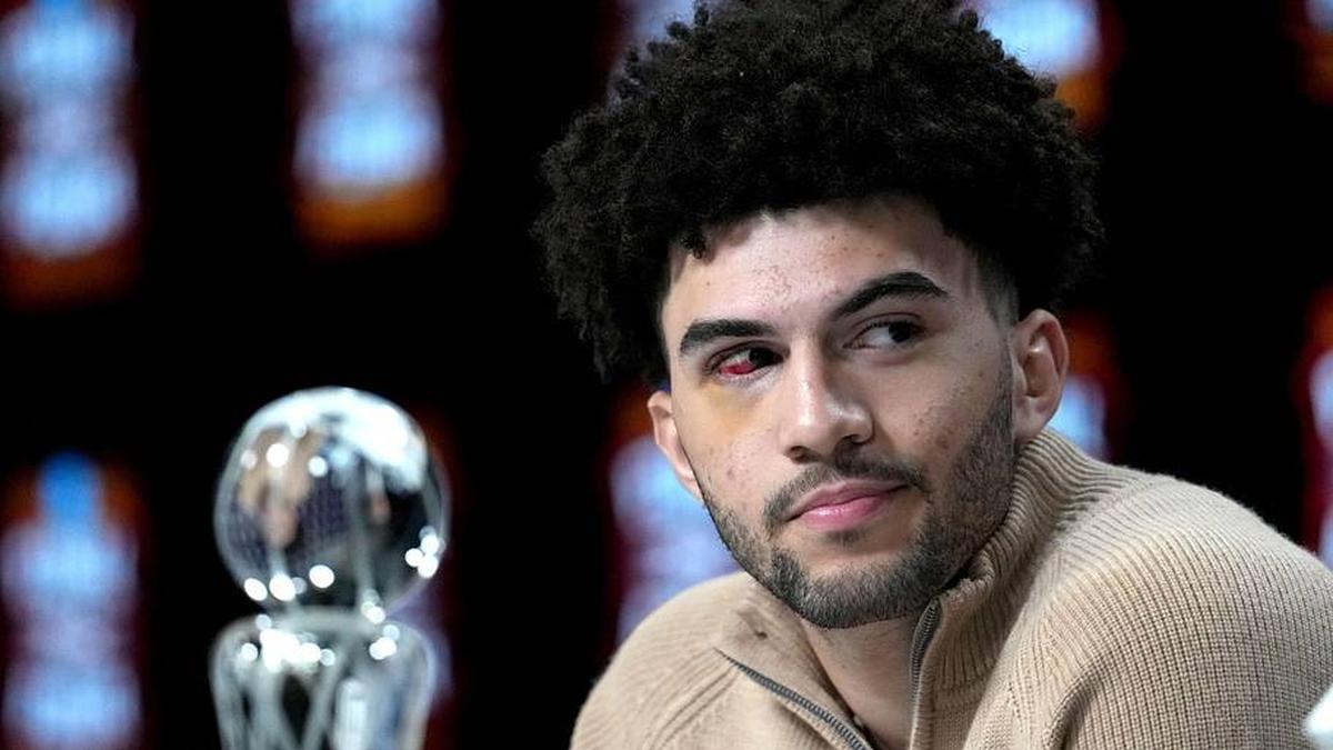  Apr 4, 2026; Indianapolis, IN, USA; Duke Blue Devils forward Cameron Boozer is awarded the Oscar Robertson Player of the Year Award presented by the US Basketball Writers Association and the Associated Press during the men's 2026 NCAA Tournament at Lucas Oil Stadium. Mandatory Credit: Bob Donnan-Imagn Images | Bob Donnan-Imagn Images 