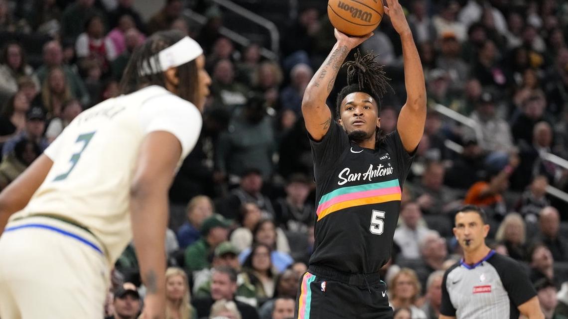 Stephon Castle posts triple-double, Spurs cruise past Bucks 