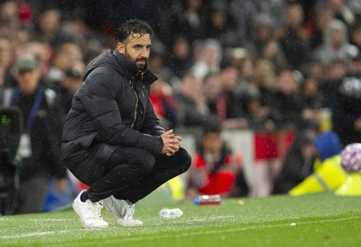  MANCHESTER (United Kingdom), 20/09/2025.- Manchester United's head coach Ruben Amorim looks on during the English Premier League soccer match between Manchester United and Chelsea FC, in Manchester, Britain, 20 September 2025. (Reino Unido) EFE/EPA/PETER POWELL EDITORIAL USE ONLY. No use with unauthorized audio, video, data, fixture lists, club/league logos, ‘live' services or NFTs. Online in-match use limited to 120 images, no video emulation. No use in betting, games or single club/league/player publications.