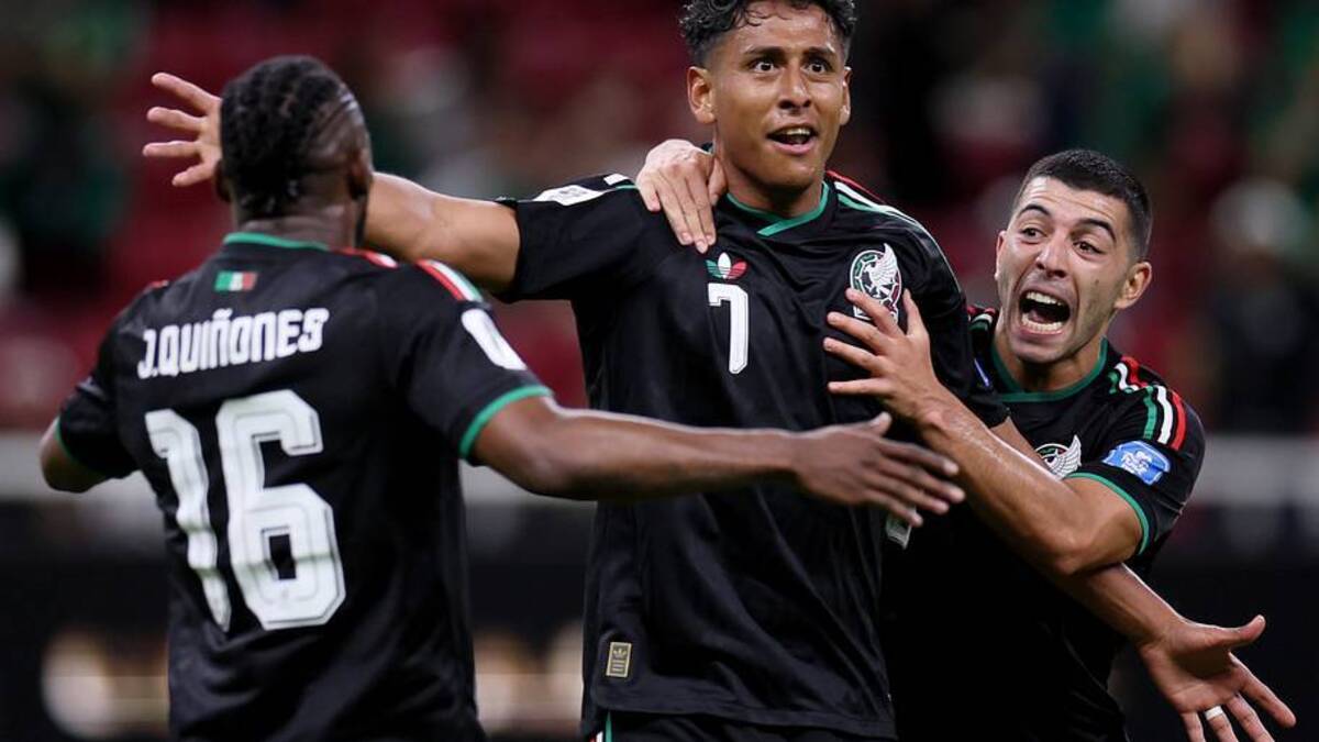  Luis Romo (middle) scored the winner vs. South Korea. | Manuel Velasquez/FIFA/Getty Images 