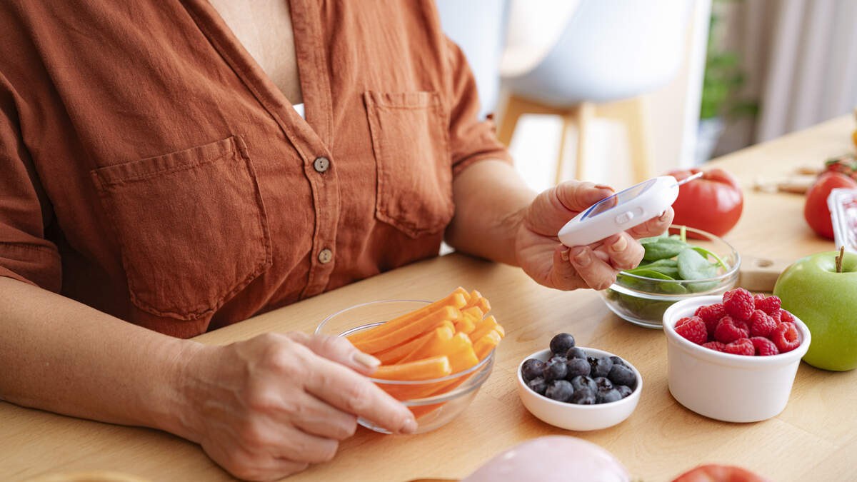 Experts recommend a diet centered on vegetables, whole grains, legumes, nuts and healthy plant-based fats, along with moderate amounts of fruit and fish.