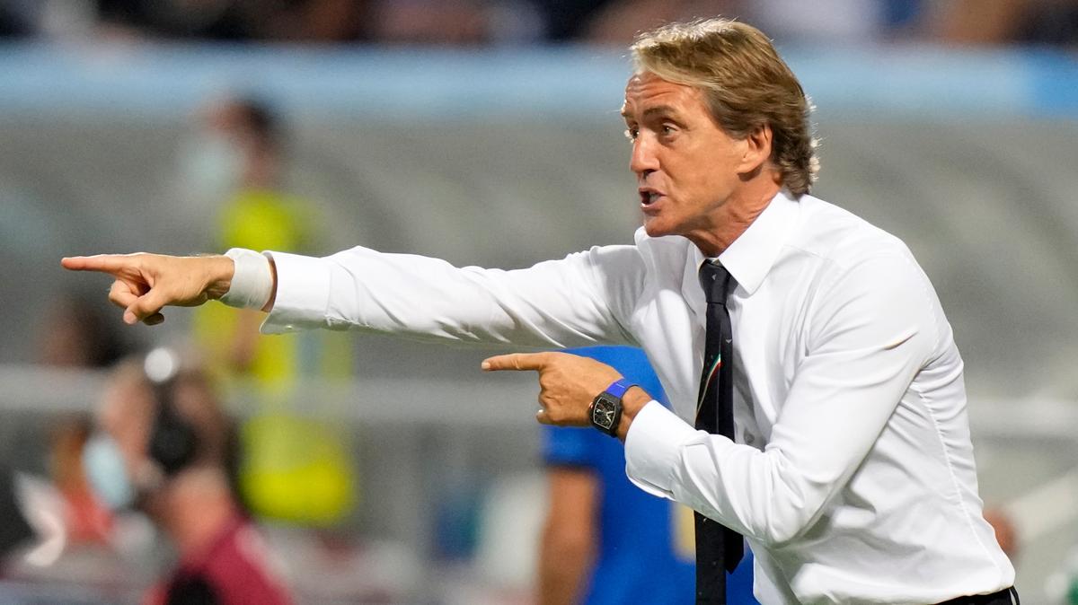 El técnico de Italia Roberto Mancini da instrucciones durante el partido contra Lituania por las eliminatorias del Mundial, el miércoles 8 de septiembre de 2021, en Reggio Emilia, Italia. (AP Foto/Luca Bruno)