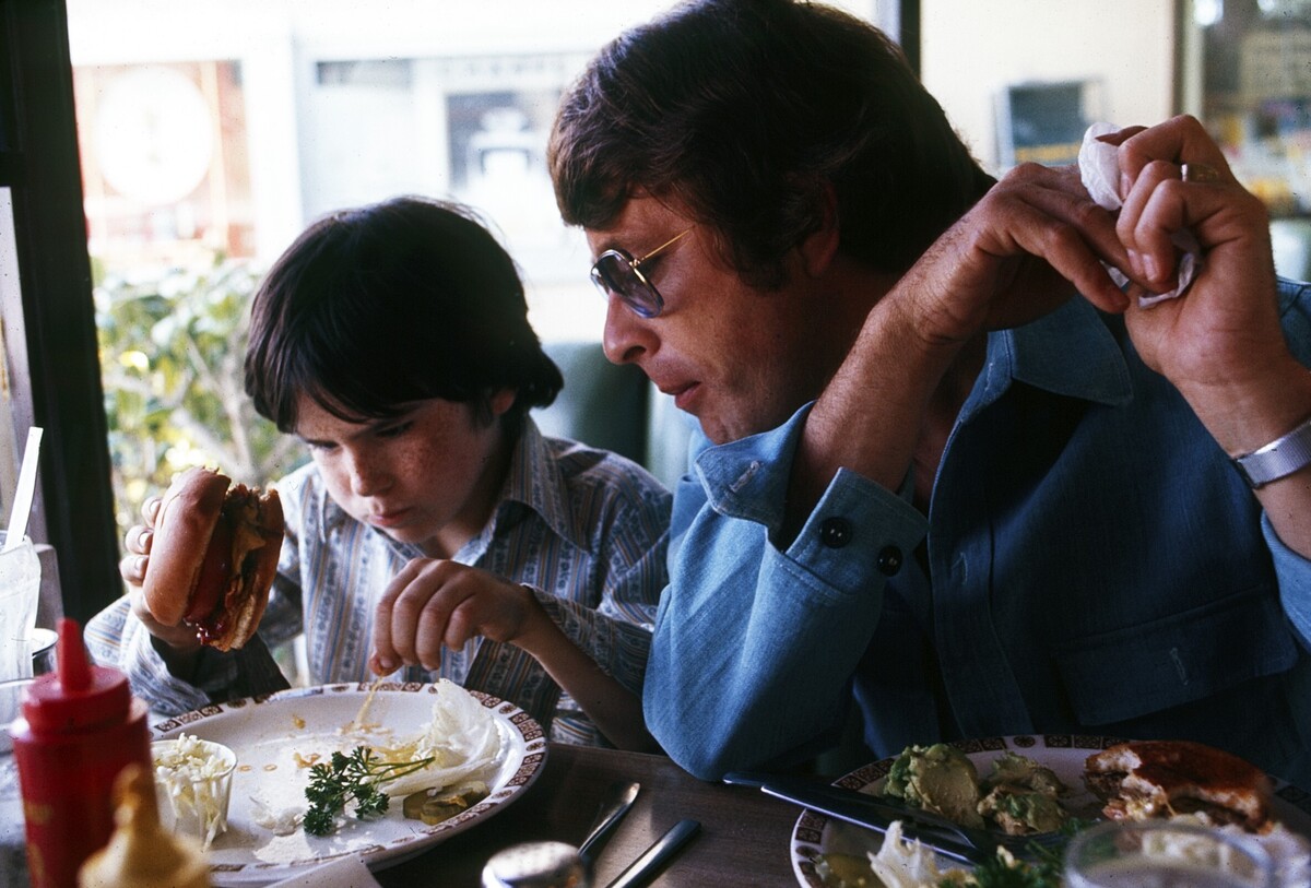 THE COURTSHIP OF EDDIE’S FATHER, from left: Brandon Cruz, Bill Bixby, (ph: 1971), 1969-1972.Gene Trindl/TV Guide/Courtesy Everett Collection