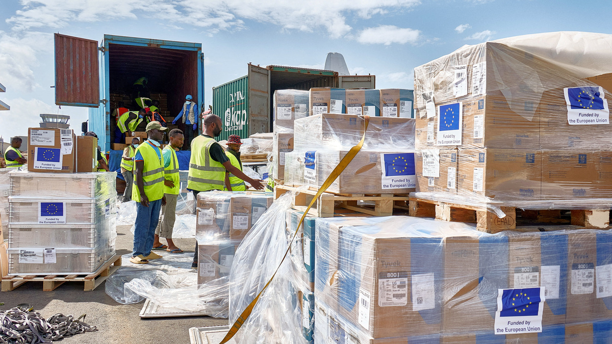 FILE PHOTO: UNICEF staff and airport workers load trucks with aid from the European Civil Protection and Humanitarian Aid Operations (ECHO) for the Ebola outbreak caused by the Bundibugyo strain, at Bunia National Airport in Bunia, Ituri province, Democratic Republic of Congo, May 28, 2026. REUTERS/Gradel Muyisa Mumbere/File Photo