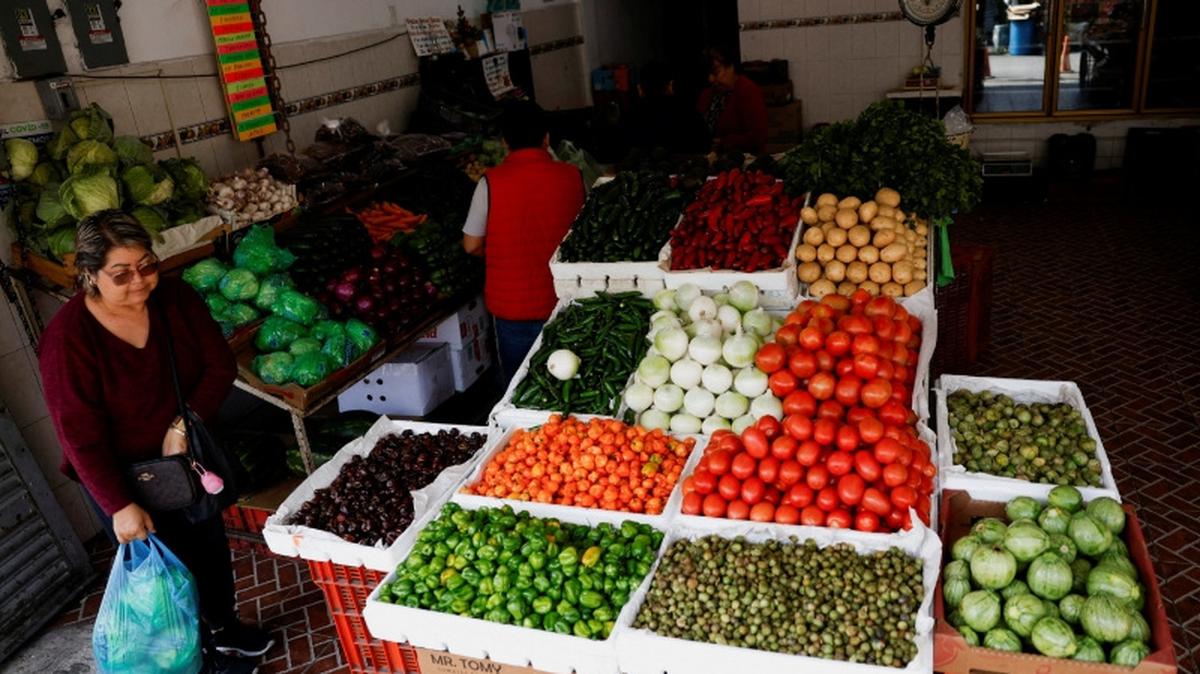 People shop at a market stall as inflation rises in early January, driven by new taxes and higher import tariffs, with cigarettes and soft drinks among the biggest price gainers, in Monterrey, Mexico, January 22, 2026. REUTERS/Daniel Becerril