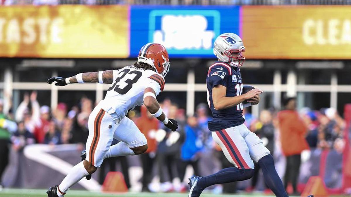  Oct 26, 2025; Foxborough, Massachusetts, USA; New England Patriots quarterback Drake Maye (10) runs the ball against Cleveland Browns safety Ronnie Hickman Jr. (33) during the third quarter at Gillette Stadium. Mandatory Credit: Brian Fluharty-Imagn Images | Brian Fluharty-Imagn Images 