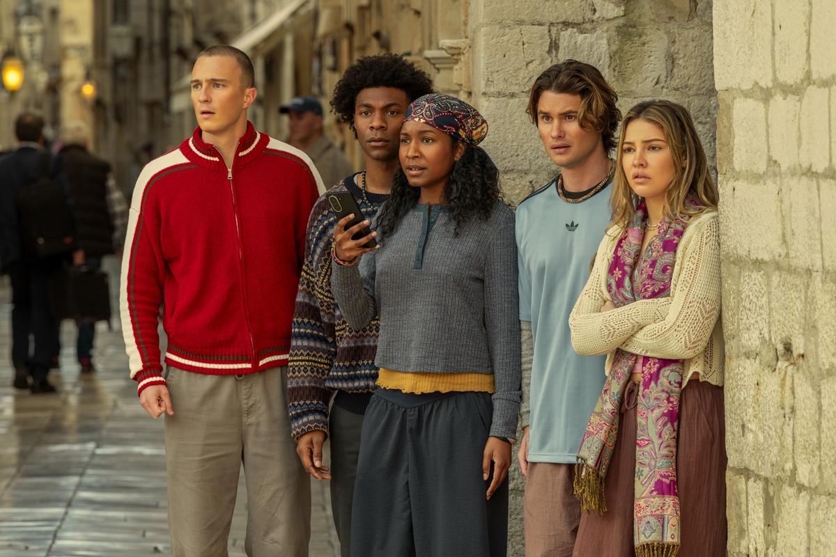 Drew Starkey as Rafe, Jonathan Daviss as Pope, Carlacia Grant as Cleo, Chase Stokes as John B, Madelyn Cline as Sarah Cameron ‘Outer Banks’Jackson Lee Davis/Netflix © 2024
