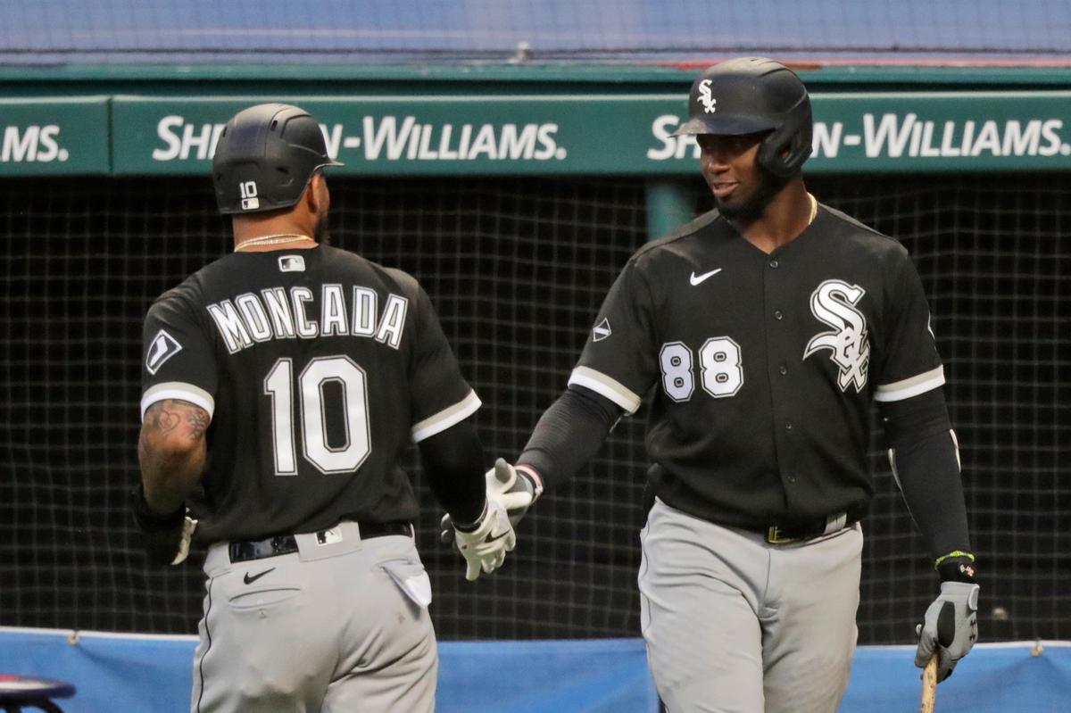 Los peloteros de los Medias Blancas de Chicago Yoan Moncada (izq.) y Luis Robert Moirán integran el equipo cubano al Clásico Mundial de Béisbol.