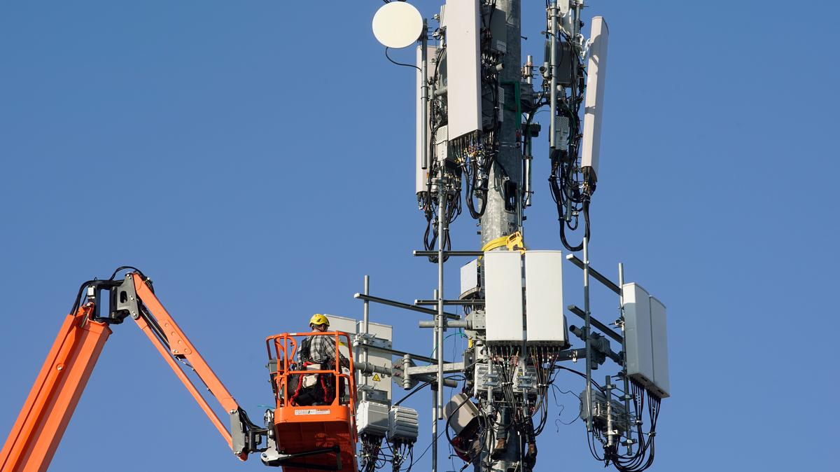 A contract crew from Verizon installs 5G telecommunications equipment on a tower in Orem, Utah, U.S. December 3, 2019. REUTERS/George Frey