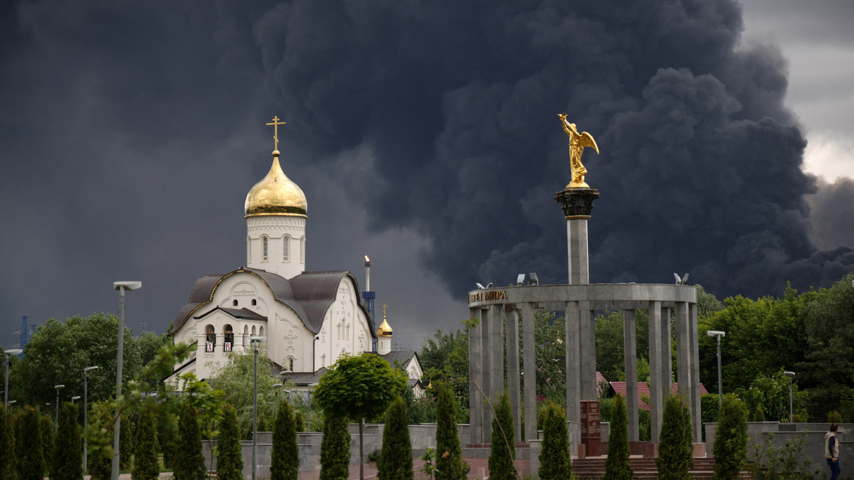Smoke rises from an oil refinery following a Ukrainian drone attack in the course of Russia-Ukraine conflict, in Moscow, Russia, June 18, 2026, in this picture obtained from social media. SOCIAL MEDIA/via REUTERS