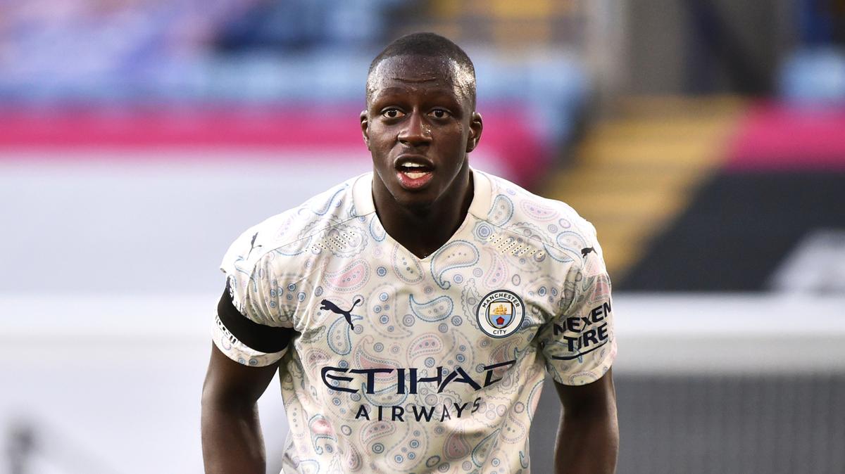 El lateral de Manchester City Benjamin Mendy será enjuiciado por ocho cargos de violación, luego de ser imputado de un cargo adicional.