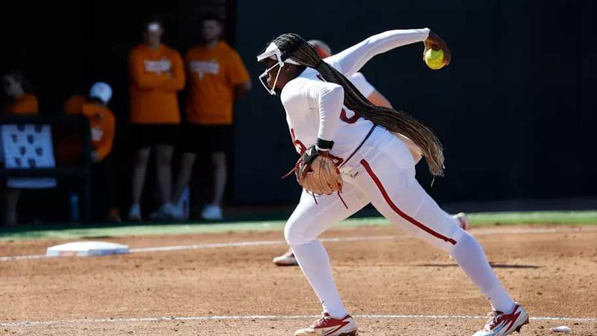  Alabama Softball Player Vic Moten (00) in action against Tennessee at Sherri Parker Lee Stadium in Knoxville, TN on Sunday, Apr 26, 2026. | UA Athletics 