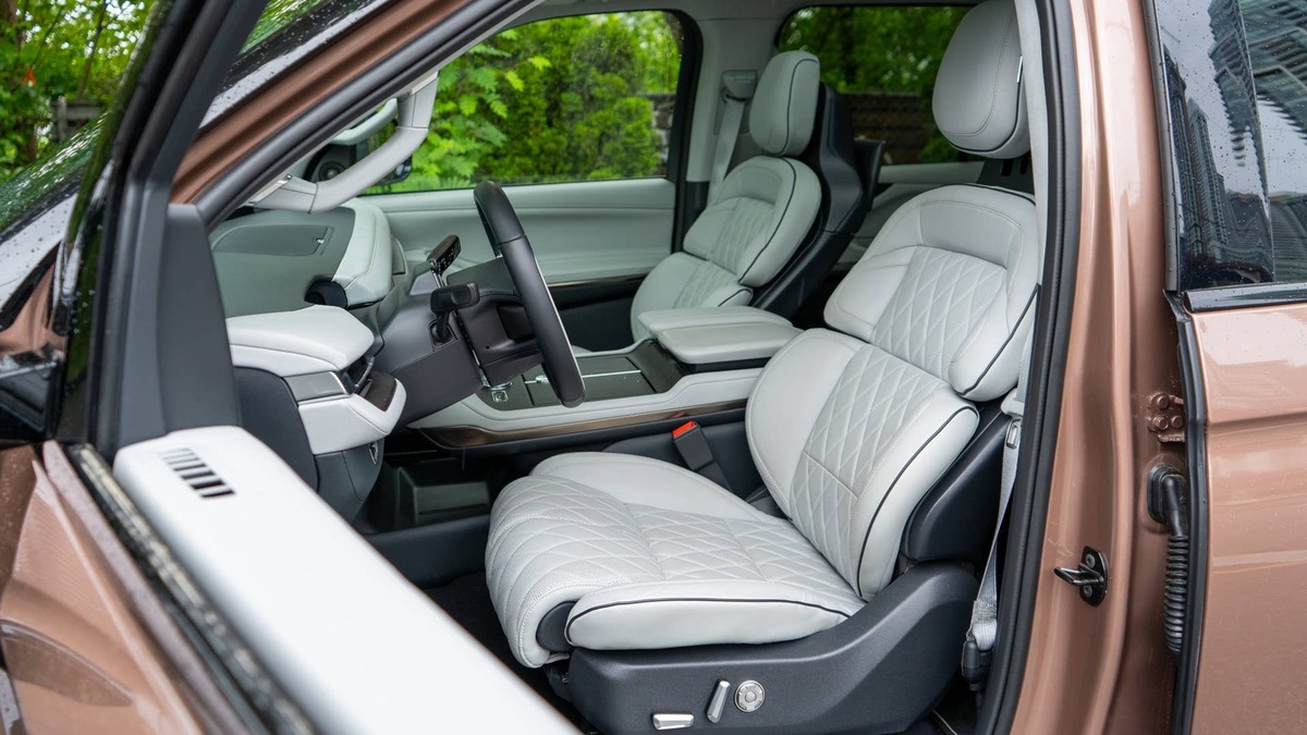 2026 Lincoln Navigator L Black LabelCole Attisha
