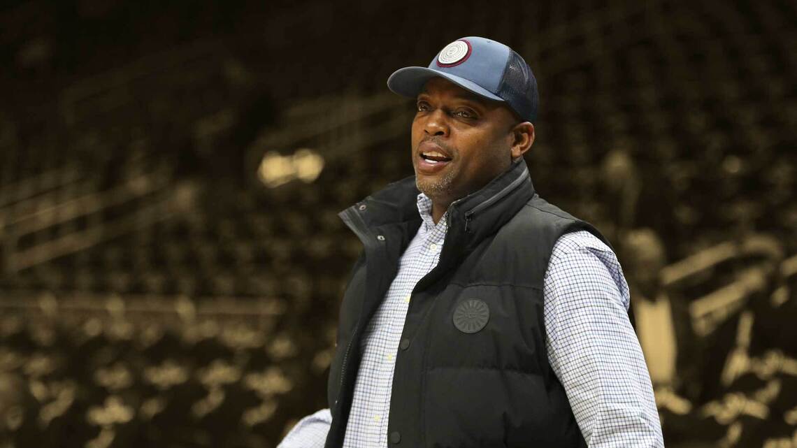 Nick Van Exel recalls getting caught leaving adult film store: "As soon as we come out, the bus right there" 