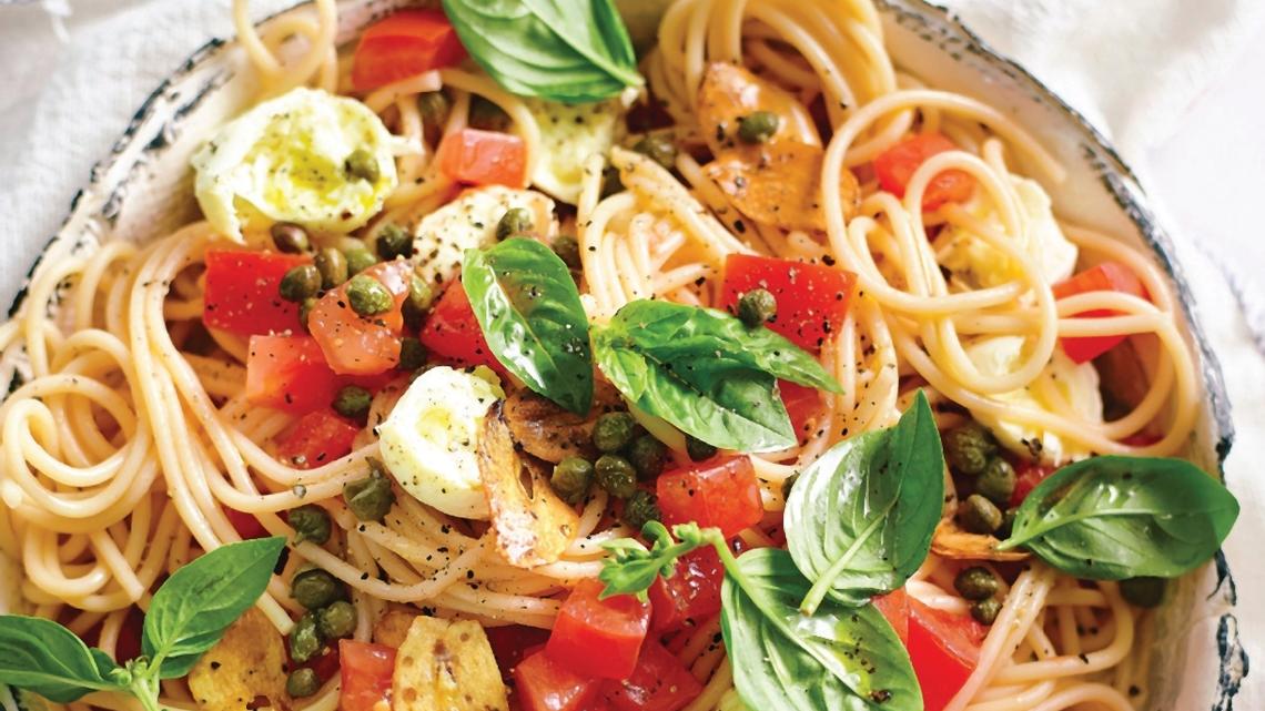 This Spaghetti with Fresh Tomato Sauce Recipe is Simply Sensational 